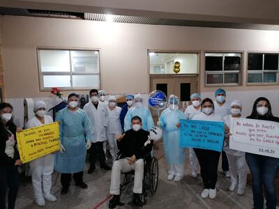 Félix Acuña, al ser despedido por médicos y enfermeros que lo atendieron durante sus 11 días de internación en el Hospital Regional de Concepción.