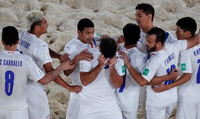 Sus compañeros consuelan a Luis Ojeda tras malograr un penal en la definición de ayer.