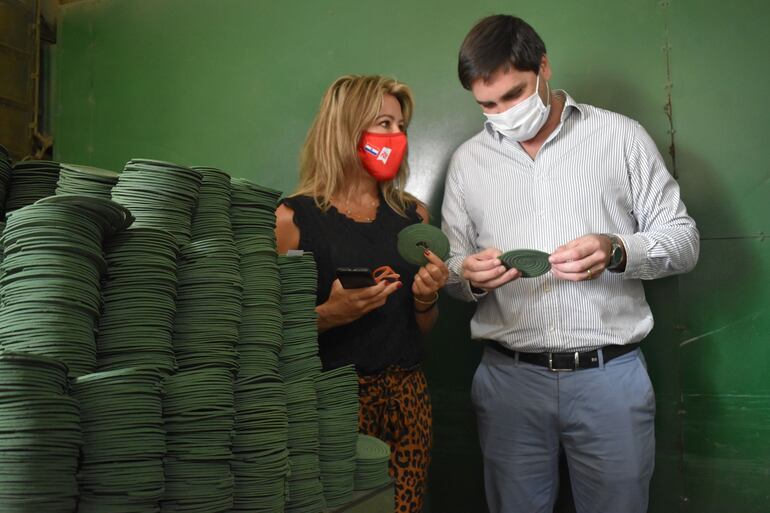 El viceministro de Industria y Comercio, Luis Samaniego, conoció la producción de Maahsa explicado por  La vicepresidenta de la empresa, Franca Morábito Lautorrette.