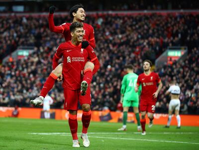 El japonés Takumi Minamino trepa al hombro del brasileño Roberto Firmino para festejar su gol.