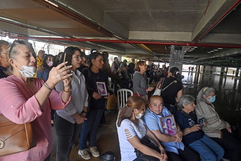 Mucha gente asistió. Los de adentro prestaban atención al acto, pero escuchaban la protesta de afuera.