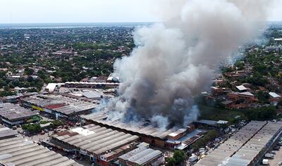 Son muchos los sitios con alto tráfico de personas que tienen faltas en su sistema de prevención contra incendios. En la gráfica, las llamas que consumieron el Bloque C del Mercado Central en el 2017.