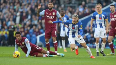 Julio Enciso en acción ante dos jugadores del Aston Villa. La “Joya”  disputó su segundo partido en la Premier.