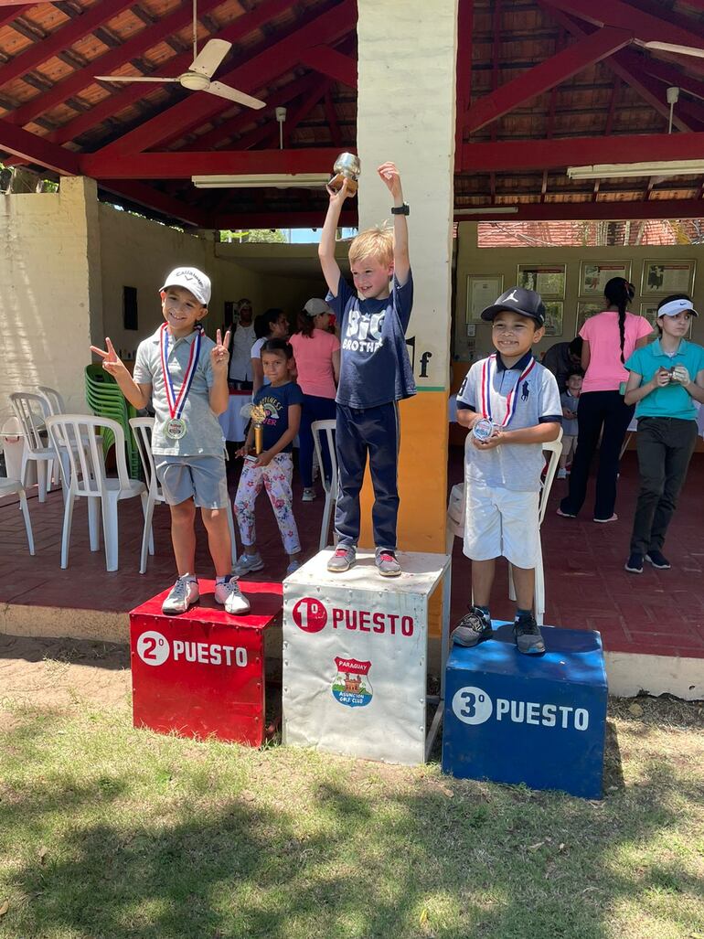  Los destacados  de la categoría 6 a 7 años, en el podio.