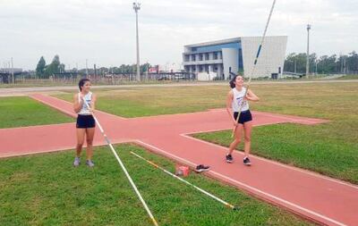 Florencia y Josefina Brítez Bedoya compiten en el salto con garrocha. Gentileza