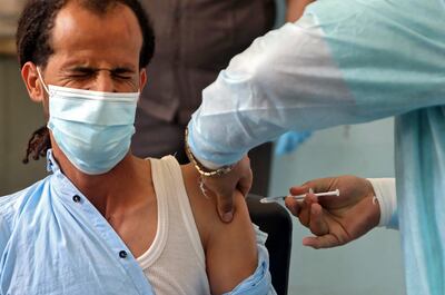 Un yemení recibe una dosis de la vacuna AstraZeneca contra el COVID-19.