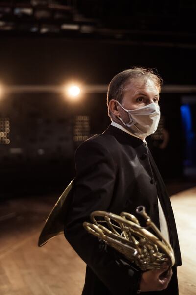 Un cornista de la Orquesta Filarmónica de París, que ha vuelto a tocar pero en un grupo reducido de músicos.