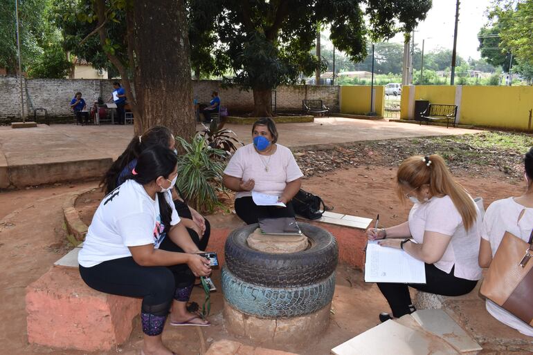 En estas condiciones la supervisora pedagógica de la zona de Guarambaré, Ana Velázquez, recibió a los padres de la escuela 14 de Julio, porque había un lugar para reuniones.
