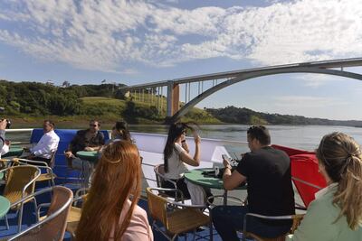Durante el recorrido por las Tres Fronteras el turista puede acceder al servicio de almuerzo y show en vivo.