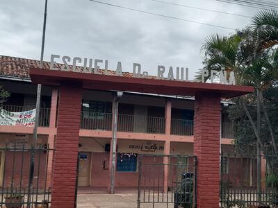 La Escuela Básica N.º 278 Dr. Raúl Peña de Cabañas, cuenta con 613 alumnos. Reclaman que la zona tenga señalización y camineros seguros para los estudiantes.