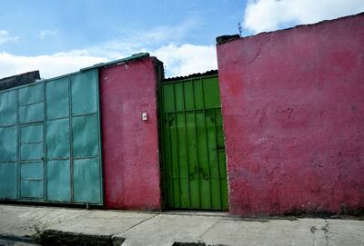 La casa  donde ocurrió el hecho está completamente amurallada, precisamente por la constante irrupción de los maleantes.