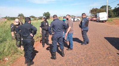 Policías y guardiacárceles en la escena del crimen.
