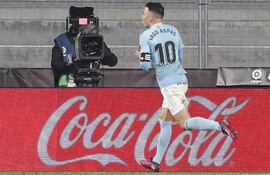 El delantero del Celta, Iago Aspas, celebra el primer gol del equipo gallego durante el encuentro correspondiente a la jornada 19 de primera división disputado hoy Domingo frente al Athletic Club en el estadio de Balaidos, en Vigo.