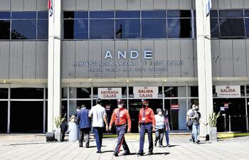 El director de RR.HH. de la ANDE, Javier Buongermini, dice que necesitan 1000 funcionarios más en la estatal.