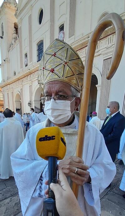 Mons. Adalberto Martínez en la explanada de la Catedral, luego de la misa crismal de Semana Santa.
