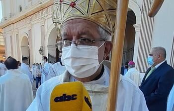 Mons. Adalberto Martínez en la explanada de la Catedral, luego de la misa crismal de Semana Santa.