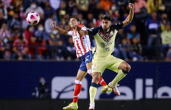 El paraguayo Bruno Valdez (d), del América, disputa el balón con Juan Sanabria, del Atlético de San Luis, durante el partido que ganaron las Águilas.