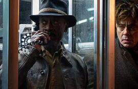 Don Cheadle y Benicio del Toro en "Ni un paso en falso".