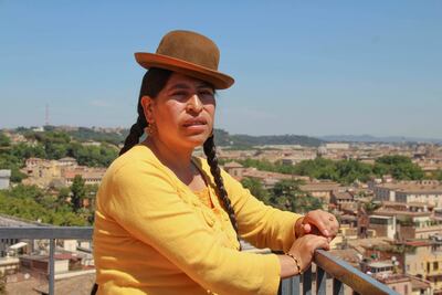 La sociedad intenta "domesticar, idiotizar y cosificar" a las cholas, las mujeres aimaras del altiplano de La Paz, afirma la activista Yola Mamani, pero para ella "ser chola es rebeldía", es ser "bocona" y no callarse frente a quienes se molestan en la ciudad por su llegada desde el campo.