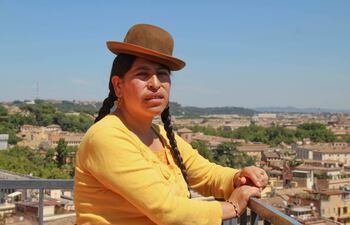 La sociedad intenta "domesticar, idiotizar y cosificar" a las cholas, las mujeres aimaras del altiplano de La Paz, afirma la activista Yola Mamani, pero para ella "ser chola es rebeldía", es ser "bocona" y no callarse frente a quienes se molestan en la ciudad por su llegada desde el campo.