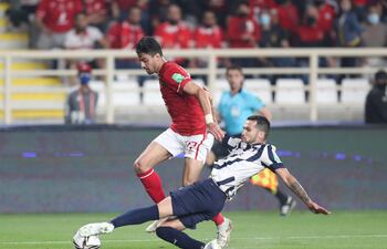 Celso Ortiz se tira a los pies de Taher Mohamed, de Al Ahly.