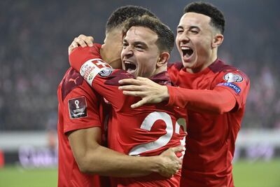 Noah Okafor (i), Xherdan Shaqiri (c)  y Rubén Vargas celebran uno de los goles de Suiza ante Bulgaria.