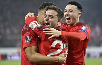 Noah Okafor (i), Xherdan Shaqiri (c) y Rubén Vargas celebran uno de los goles de Suiza ante Bulgaria.