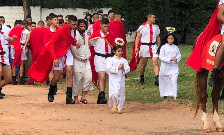 Pilatos se lavó las manos y entregó a Jesús para que sea sacrificado.