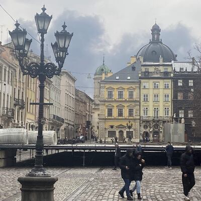 El humo de las recientes explosiones registradas en Leópolis (Ucrania) asciende desde la plaza Rynok. Las autoridades de Leópolis reportaron explosiones a las afueras de esa ciudad de Ucrania, en el oeste del país y a unos 90 kilómetros de la frontera con Polonia. (EFE)