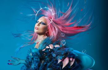 La cantante Lady Gaga con el arte de su nuevo álbum "Dawn of Chromatica".