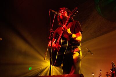 Mateo Sujatovich en pleno show en Sacramento, lugar que iluminó con la honestidad de su personalidad y de sus canciones.