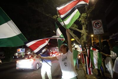 AME4083. SAN JOSÉ (COSTA RICA), 06/02/2022.- Simpatizantes de partidos políticos celebran tras el cierre de mesas en las elecciones presidenciales hoy, en San José (Costa Rica). EFE/ Bienvenido Velasco