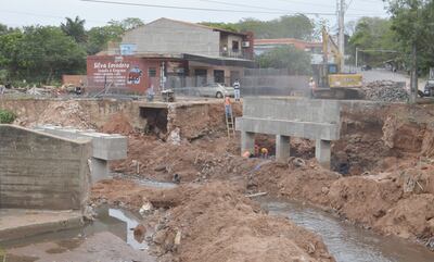 Poco avance  de   la  construcción de un  puente sobre el arroyo Guasu. Los pobladores piden contratar más personal para la obra.
