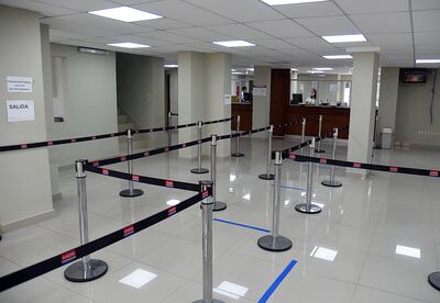 Prácticamente vacías se encuentran algunas oficinas de cobro de la ANDE. El local del centro, que volvió a abrir este lunes, registra poco movimiento en comparación con otras épocas.