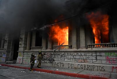 Manifestantes incendiaron sede del Congreso de Guatemala
