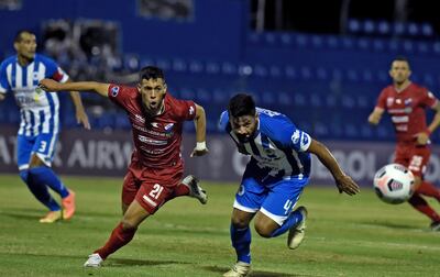 Carlos Arrúa peleando por el balón con César Benítez. Farid Díaz señaló que no les faltó profundidad
