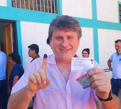 Denis Lichi oriundo de Arroyos y Esteros sufragó en su distrito en la Escuela Padre Fidel Maíz