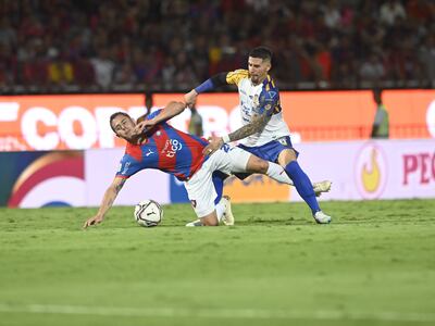 Robert Piris da Motta, volante de Cerro Porteño, lucha por el balón con Jorge Mendoza, mediocampista de Sportivo Luqueño, durante el partido en La Nueva Olla de Asunción por la séptima fecha del torneo Apertura 2023 del fútbol paraguayo.