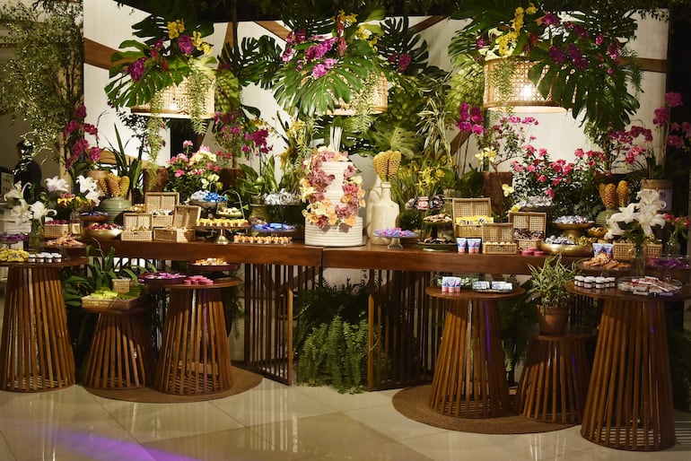 La decoración destacó arreglos de flores naturales, follaje y mobiliario acorde a los elementos decorativos.