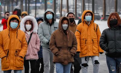 Personas con mascarillas en Moscú, Rusia.