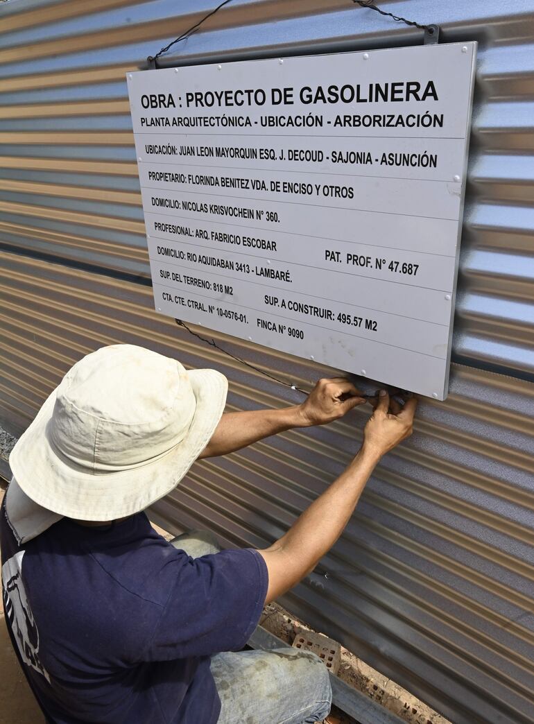 Un obrero procedió a colocar el cartel hoy al percatarse de la presencia de la prensa. Según ordenanzas, todas las obras deben tener un cartel identificador.