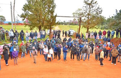Movilización de mineros de cuatro asociaciones de Paso Yobái en el acceso al predio en conflicto.