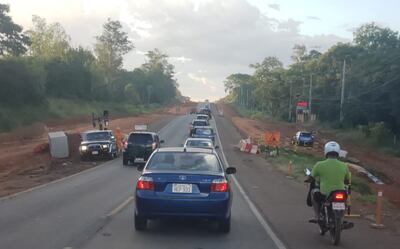 El largo  embotellamiento de vehículos se extendió desde Itacurubí de la Cordillera hasta el puesto de  peaje de  Ypacaraí.