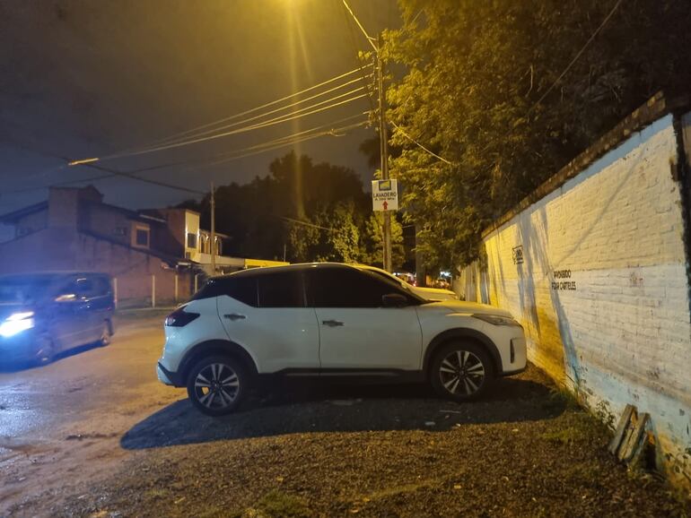 Automóviles estacionados sobre la vereda en la calle Teniente López