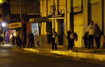 Pasajeros hace meses que soportan una disminución de la frecuencia de colectivos, lo que les obliga a esperar mucho más de lo habitual.