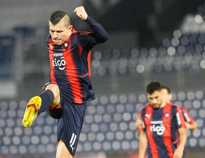 A lo alto, la celebración de Braian Samudio, autor de un golazo, en el triunfo de Cerro Porteño 2-0 frente a Resistencia.