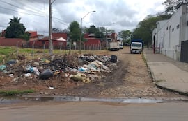 Calle Las Acacias bloqueada por el depósito de todo tipo de basuras