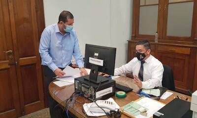 El abogado Cristian González presentó la acusación contra la jueza Cynthia Lovera, en la oficina del JEM.