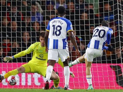 Julio Enciso (20), delantero del Brighton, durante la definición para su primer gol en la Premier League de Inglaterra.