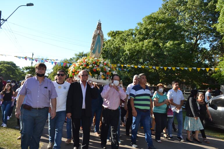 Centenares de laicos participaron hoy en la procesión y misa en honor a la Virgen Inmaculada Concepción de María, patrona de Villa Florida.